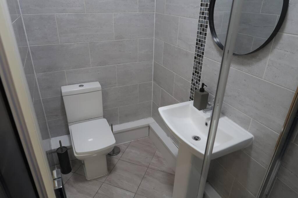 Two-Bedroom Apartment With Scenic Balcony View Shipley  Εξωτερικό φωτογραφία