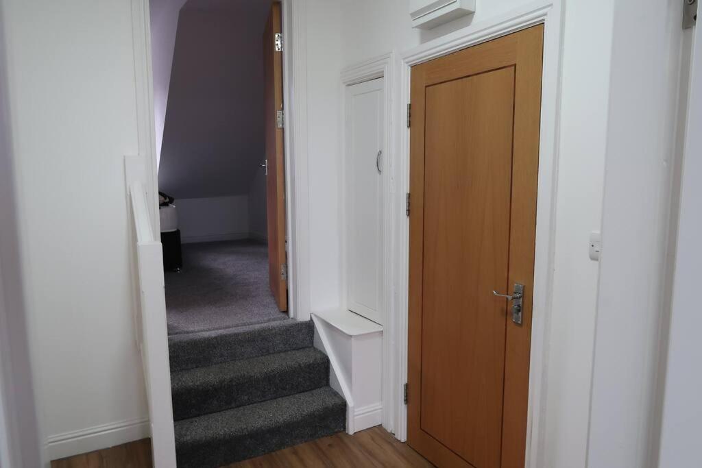 Two-Bedroom Apartment With Scenic Balcony View Shipley  Εξωτερικό φωτογραφία