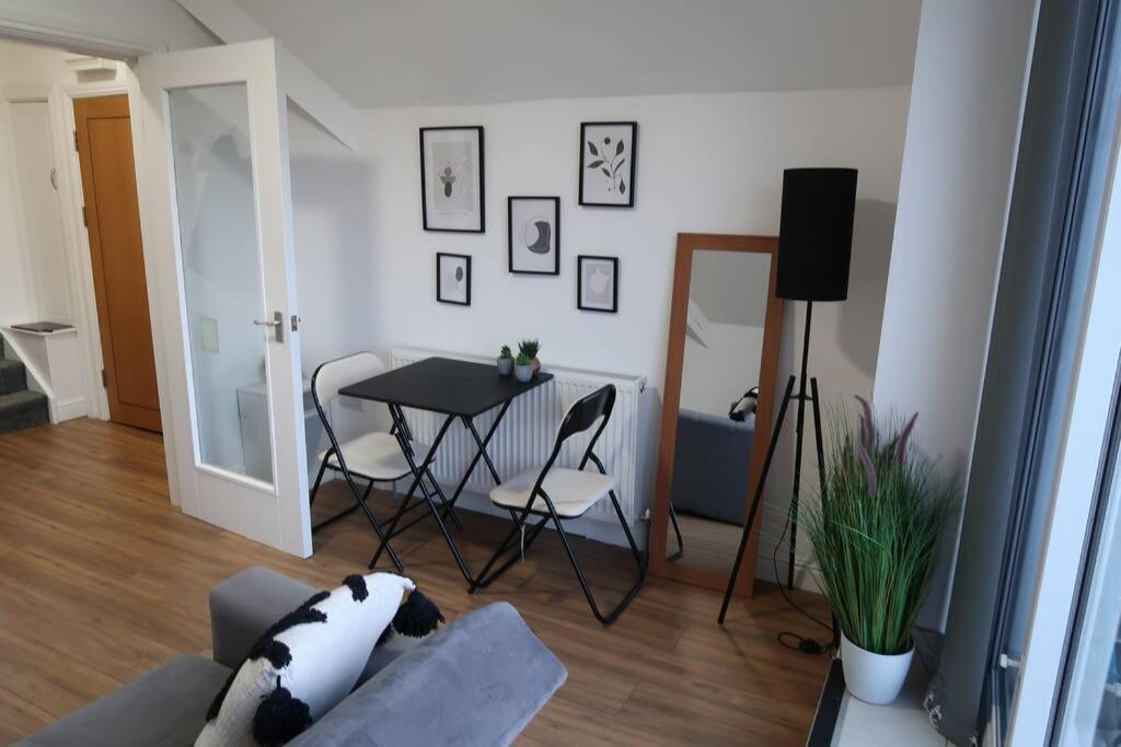 Two-Bedroom Apartment With Scenic Balcony View Shipley  Εξωτερικό φωτογραφία