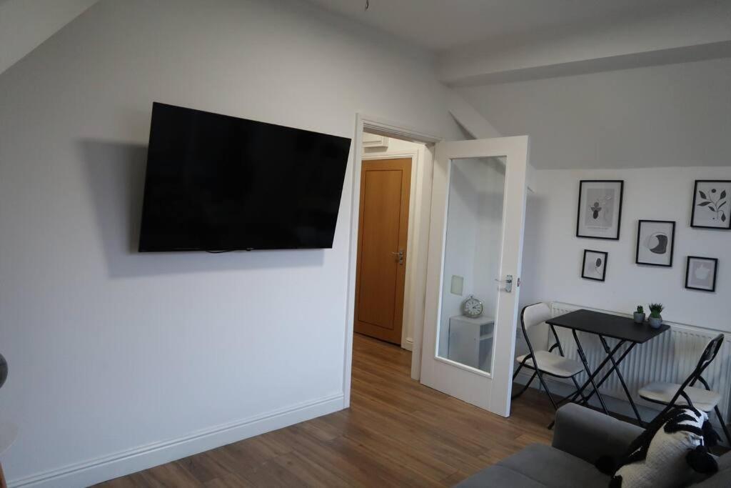 Two-Bedroom Apartment With Scenic Balcony View Shipley  Εξωτερικό φωτογραφία