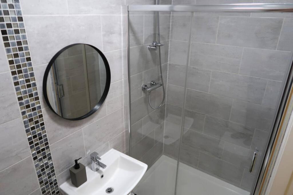 Two-Bedroom Apartment With Scenic Balcony View Shipley  Εξωτερικό φωτογραφία